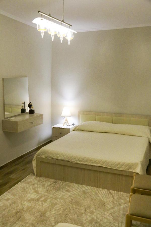 New Bazaar Arben'S Apartment Tirana Esterno foto