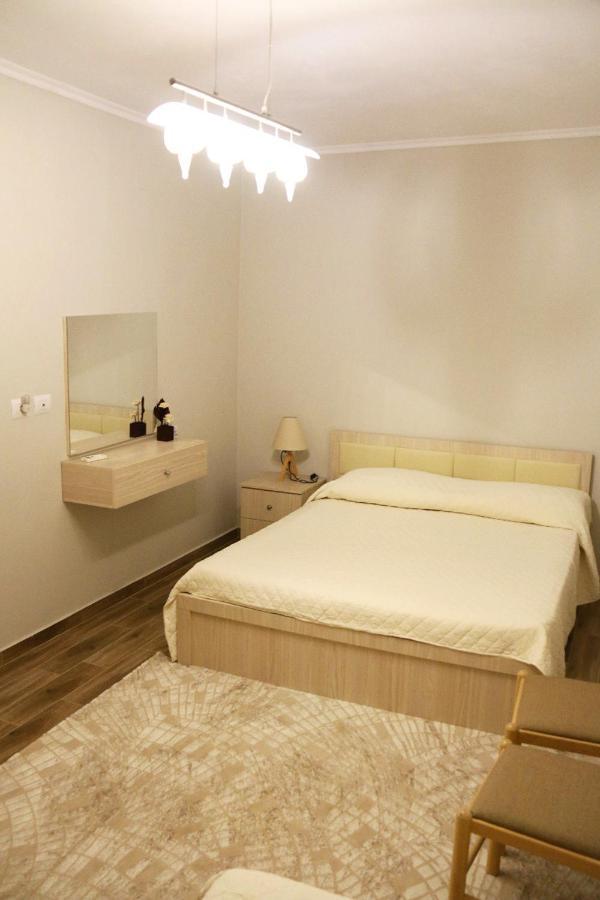 New Bazaar Arben'S Apartment Tirana Esterno foto